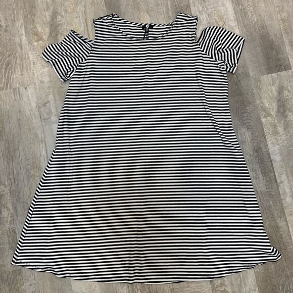 A&I Black white striped cold shoulder shift dress - Picture 4 of 12